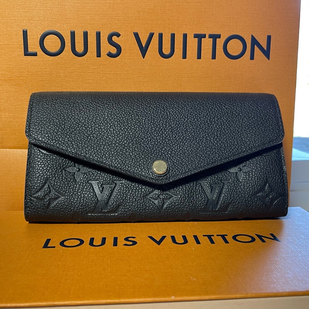 LOUIS VUITTON PF.SARAH M.EMP .NOIR
BOUTIQUE
MULTI COMPARTMENT LADIES WALLET